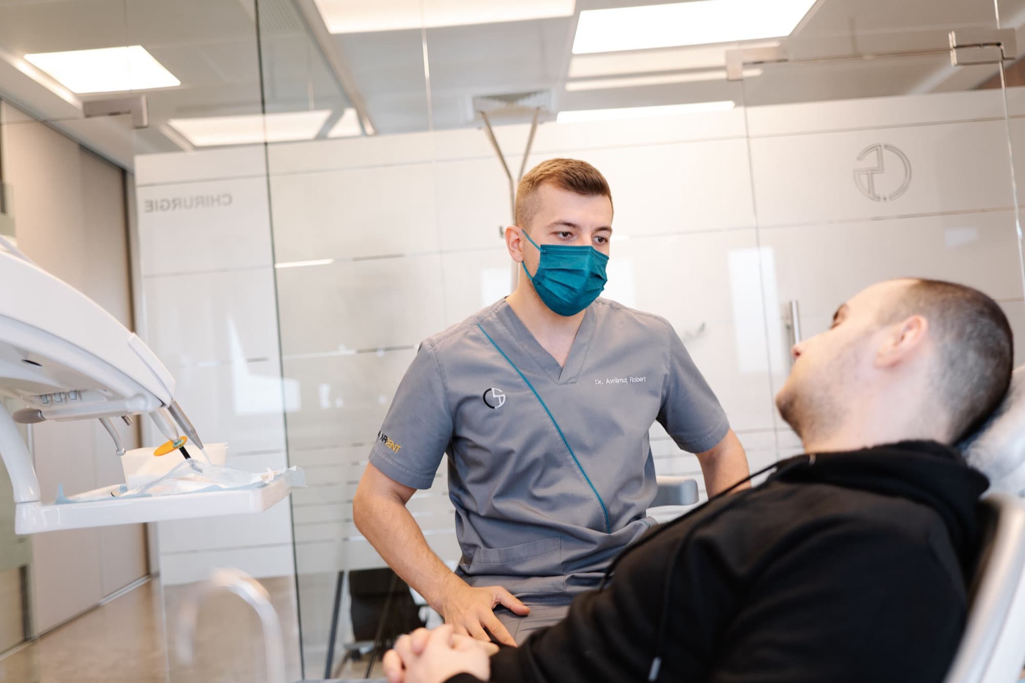 Invisalign sau aparat dentar fix: cum alegeți